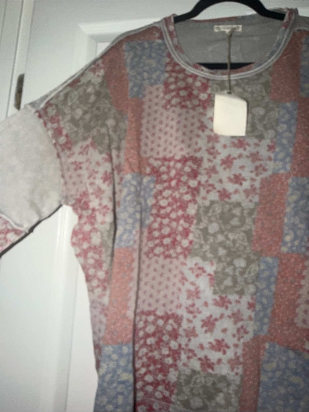 Easel Los Angeles Patchwork Floral Pullover Top in Ash Size S OVERSIZED - Picture 3 of 4